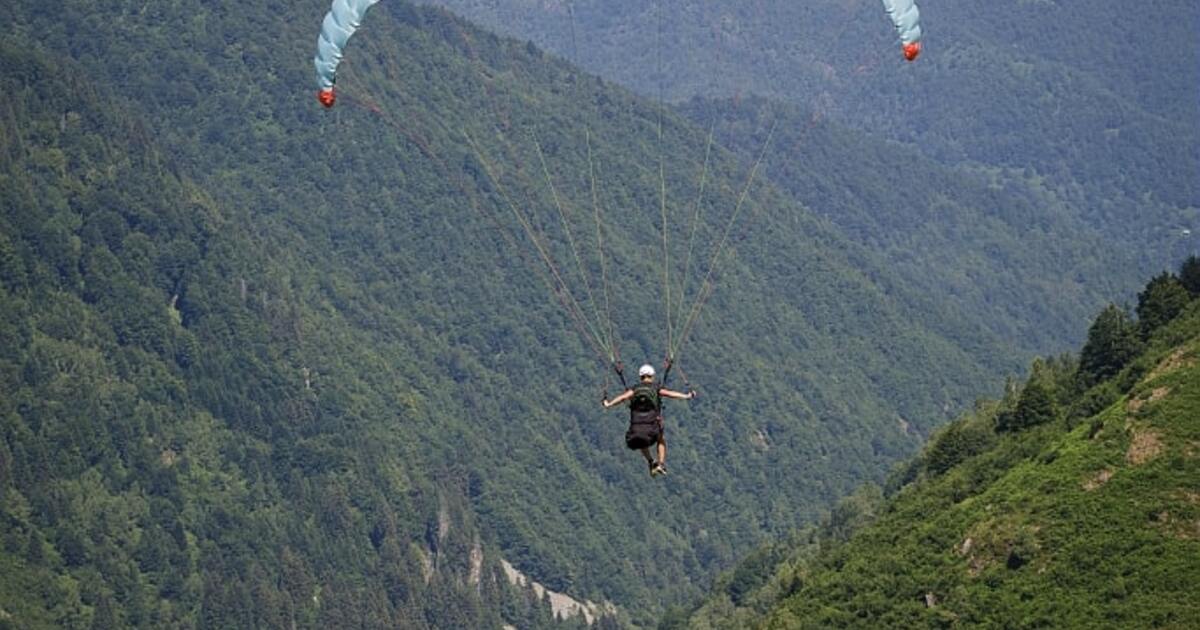 Soar High: Experience Paragliding in the Ariège Pyrenees